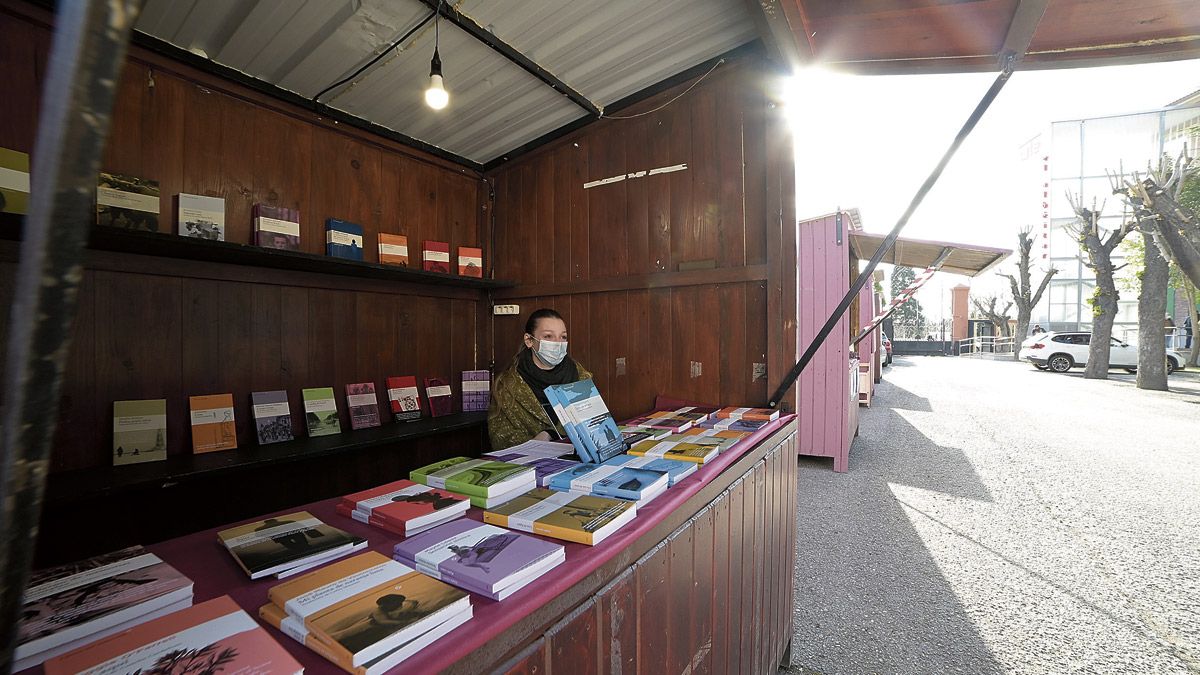 Las casetas de la nueve editoriales participantes en FEE ya pueden visitarse desde este viernes en los Jardines de El Albéitar. | MAURICIO PEÑA