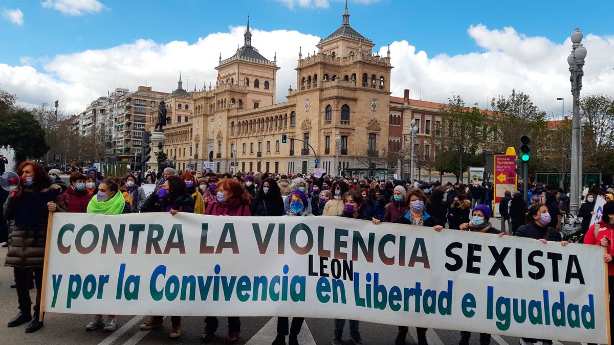 Varias representantes del Movimiento Feminista de León en la manifestación en Valladolid. | L.N.C. Varias representantes del Movimiento Feminista de León en la manifestación en Valladolid. | L.N.C.