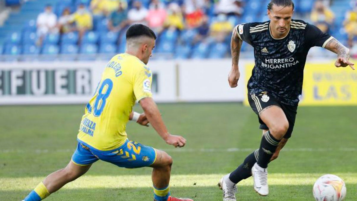 Ríos Reina se zafa del defensor de Las Palmas en el choque de la primera vuelta. | LALIGA