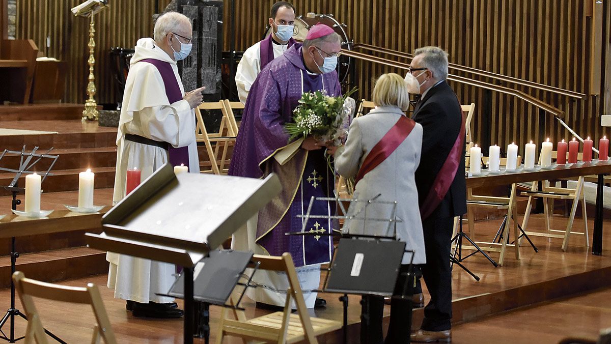 Los representantes municipales hacen entregan de un cirio y un ramo de flores al obispo, Luis Ángel de las Heras, como ofrenda de la ciudad. | SAÚL ARÉN