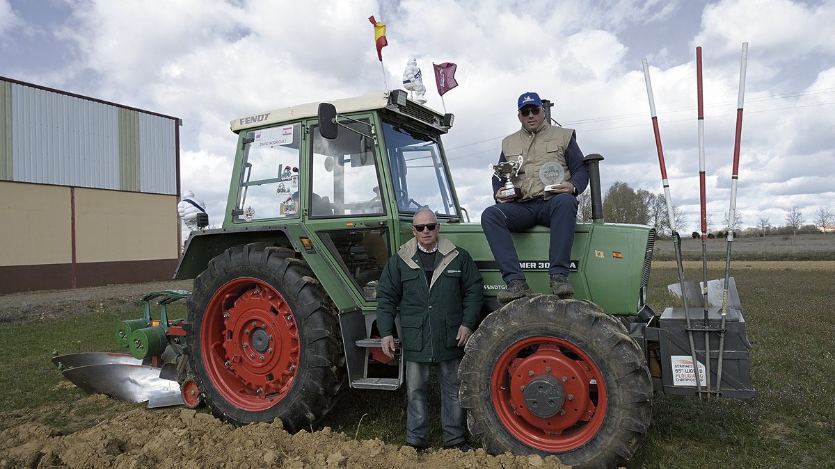 Amando y David Rodríguez (con los últimos trofeos ganados) en el tractor con el que David ganó su último Nacional, el noveno | MAURICIO PEÑA