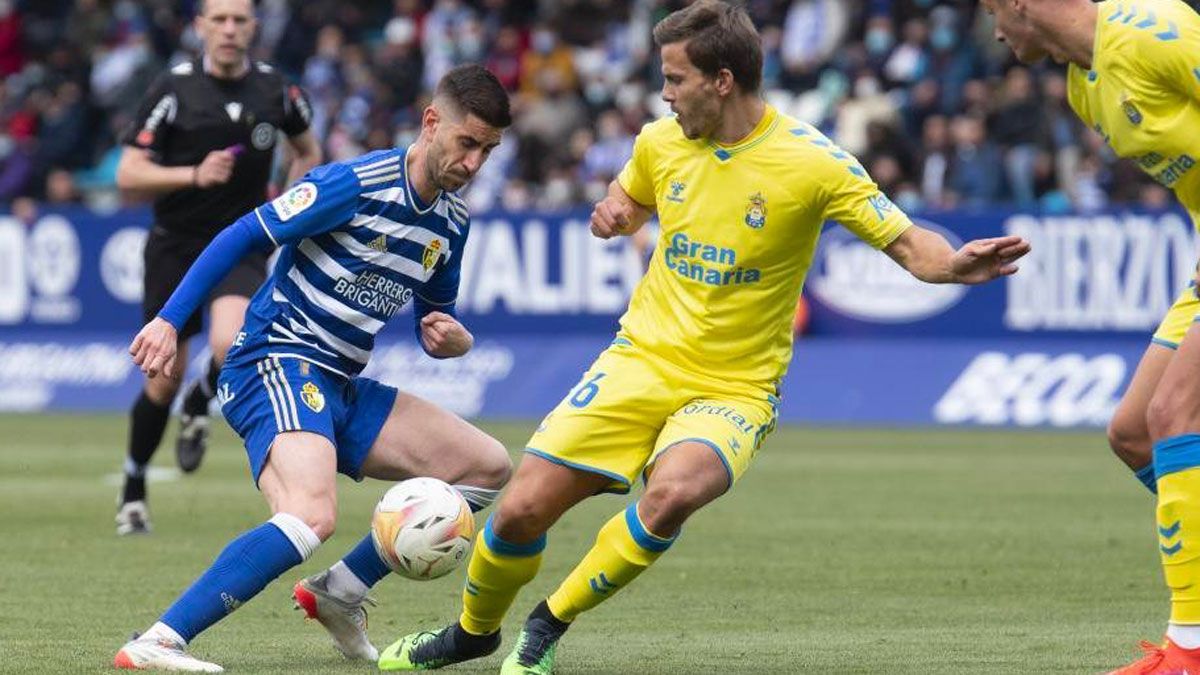 Ojeda encara a los defensores de Las Palmas. | LALIGA