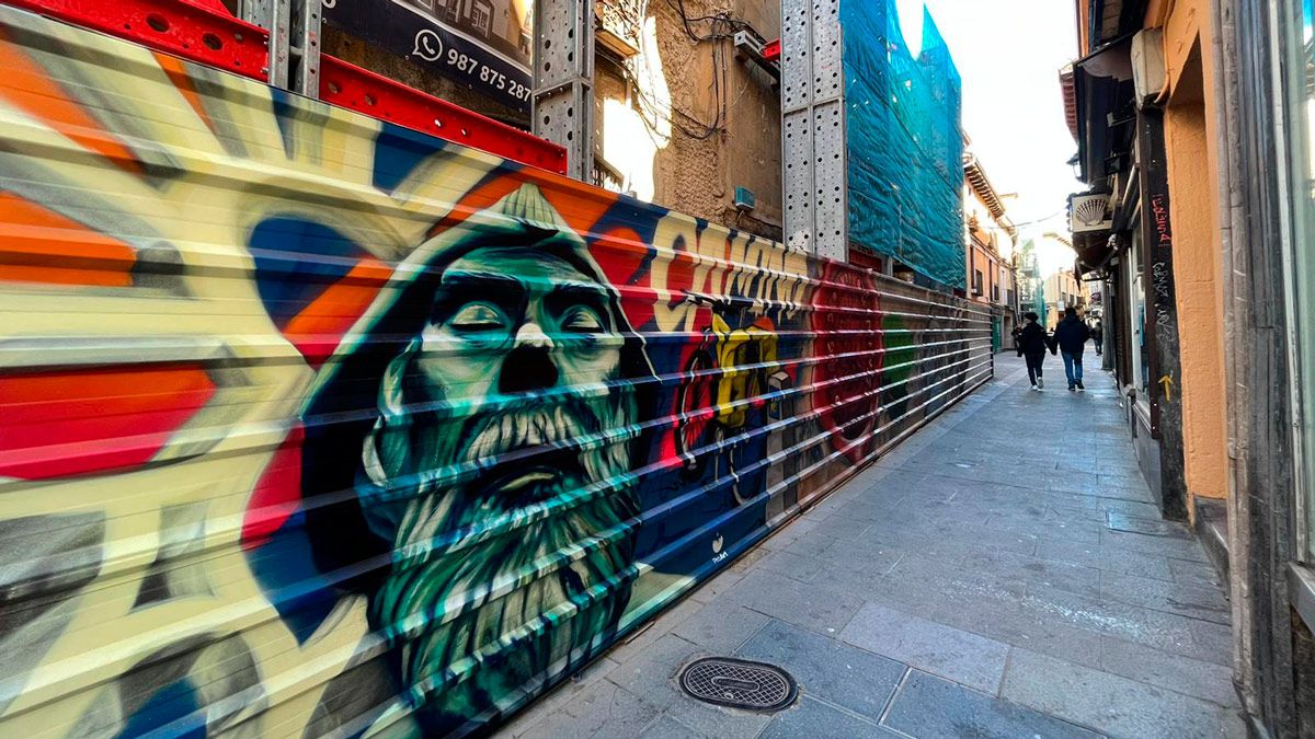Los coloridos graffittis tienen temática leonesa y un estilo colorido y contemporáneo. No son pocos los que se paran a admirarlos. | SAÚL ARÉN
