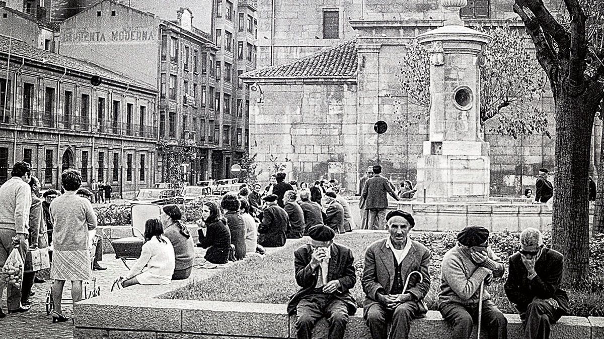 Un grupo de hombres y de mujeres sentados en la Plaza de San Marcelo, los paisanos de nuestros pueblos. | FERNANDO RUBIO
