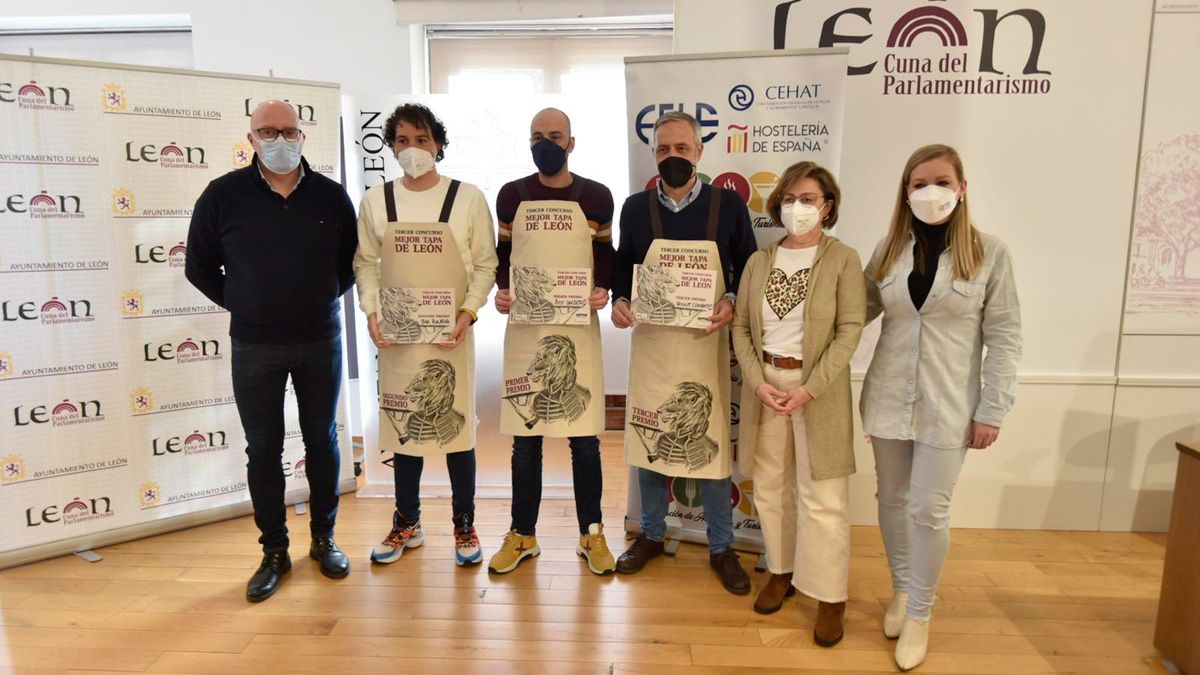 Los tres hosteleros premiados en el acto de entrega este lunes en San Marcelo. | SAÚL ARÉN Los tres hosteleros premiados en el acto de entrega este lunes en San Marcelo. | SAÚL ARÉN