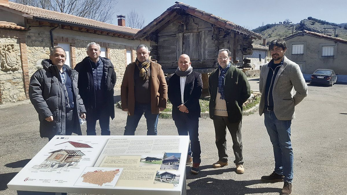 Visita al hórreo de Las Bodas, uno de los más antiguos de España. | L.N.C.