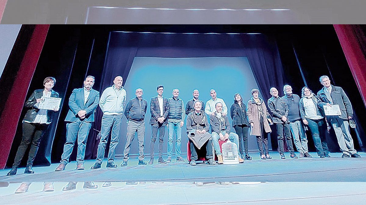 Fotografía de grupo de los premiados, jurado y organizadores. | ABAJO