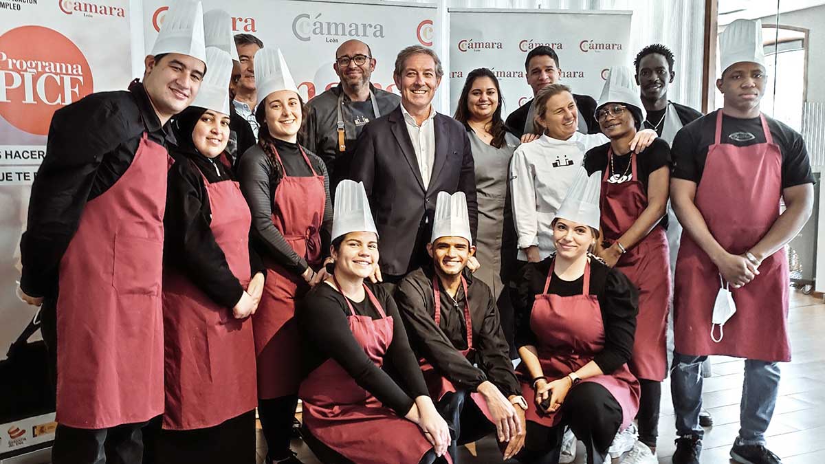 Un instante del acto de entrega de diplomas a los participantes en el curso de ayudante de cocina. | L.N.C.