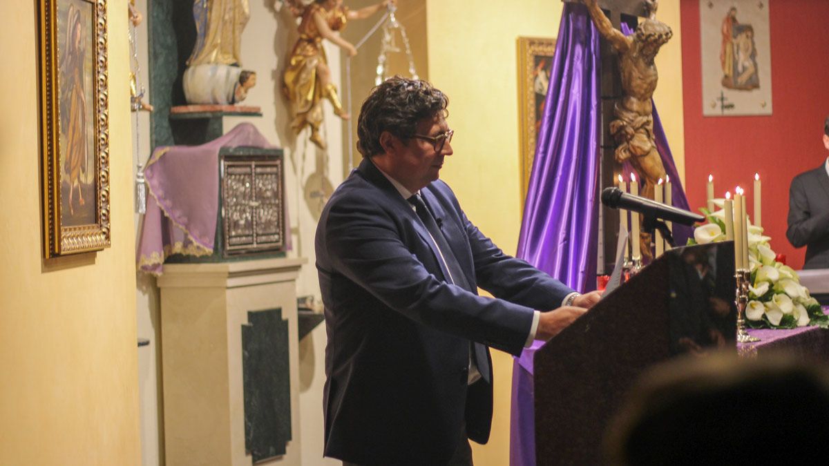 Un momento del pregón de Luis Cañón en las Vísperas de Pasión del colegio Peñacorada. | L.N.C.