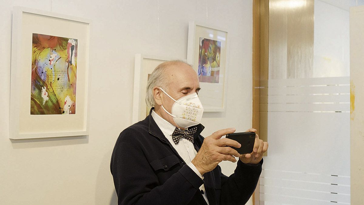 Federico Eguía fotografiando sus cuadros llevando una mascarilla diseñada por él mismo. | VICENTE GARCÍA