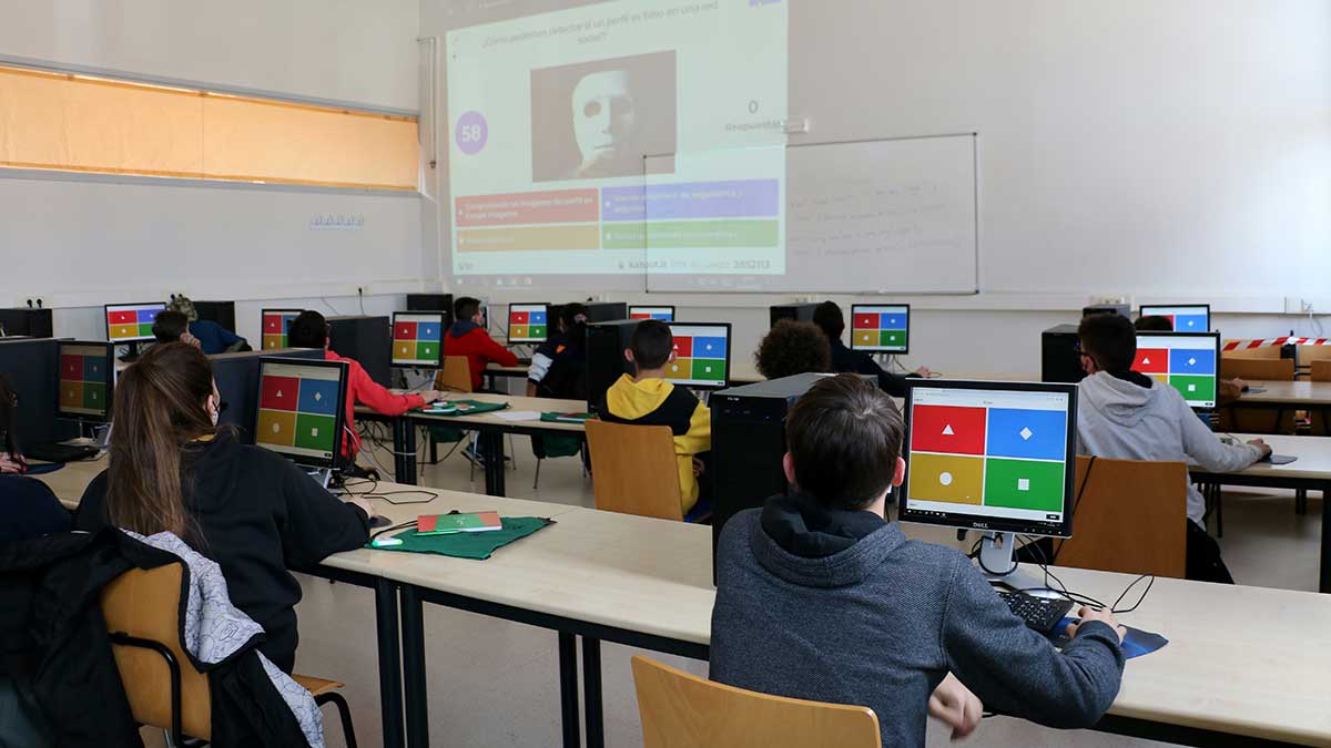 Alumnos de Secundaria participando en esta iniciativa. | L.N.C.