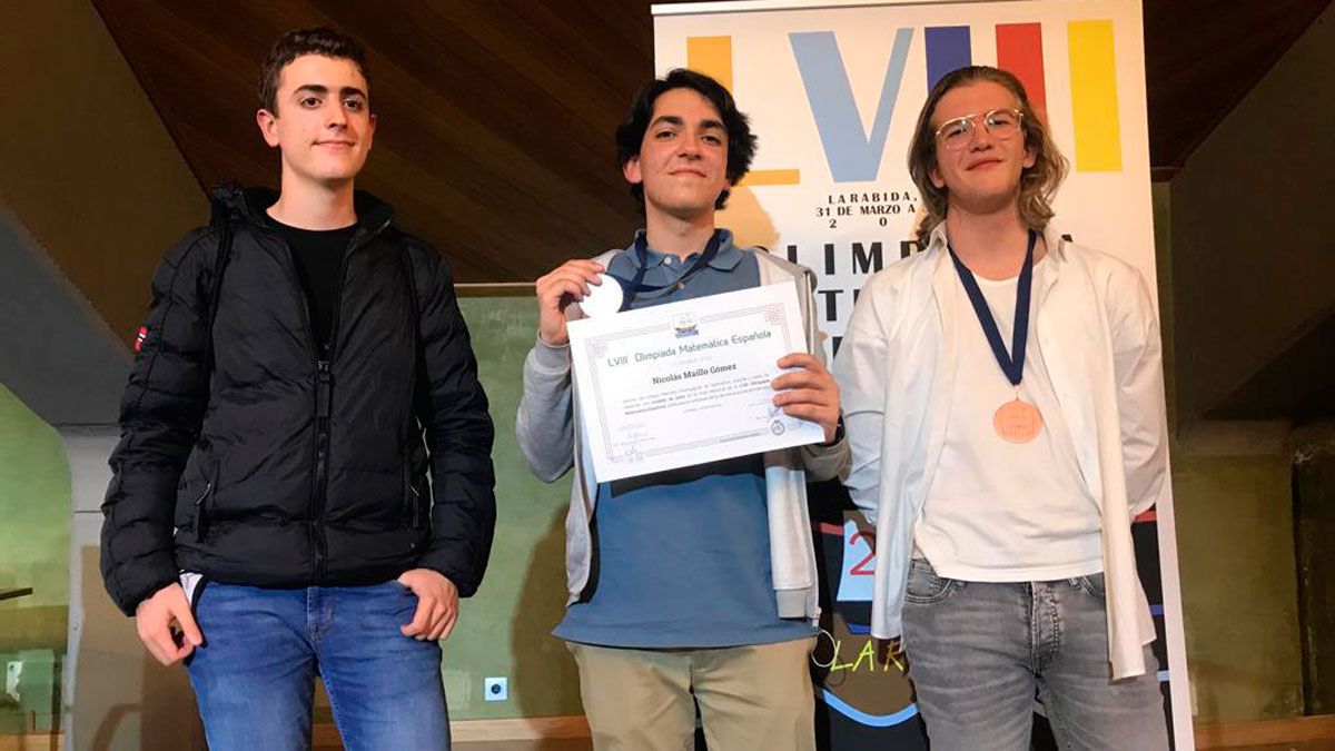 Los tres ganadores recogiendo sus medallas tras la prueba.