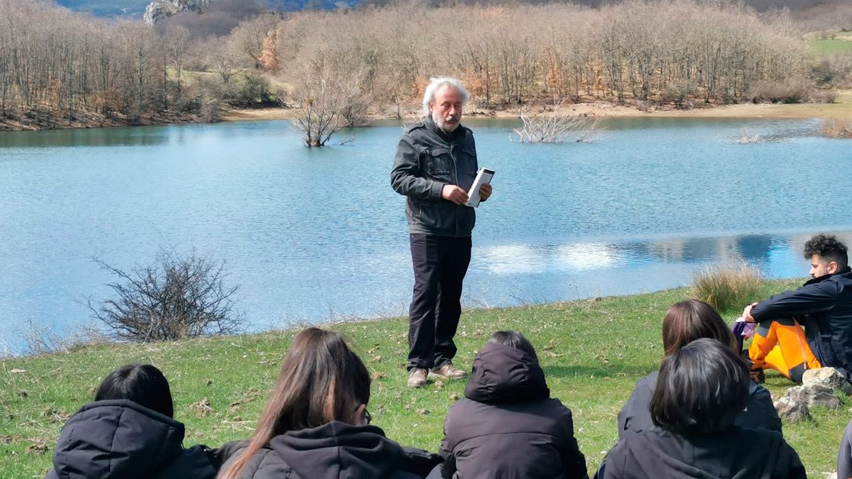El escritor Julio Llamazares con los alumnos en la ruta literaria 'El eco de la montaña'.