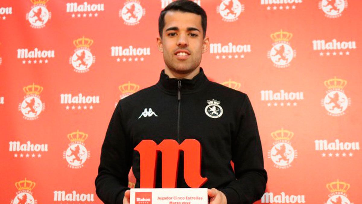 Alberto Solís recibe el premio como mejor jugador de marzo. | CYD