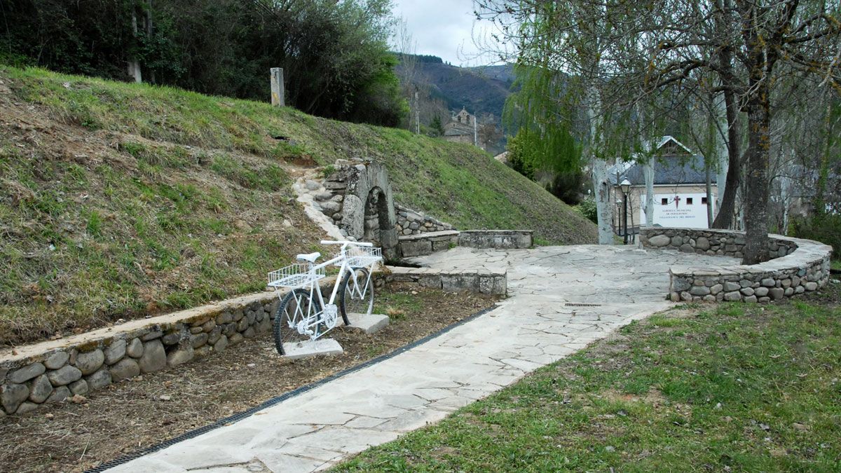 La Fuente de los peregrinos, todo un símbolo en la villa del Burbia . | Ramón Cela