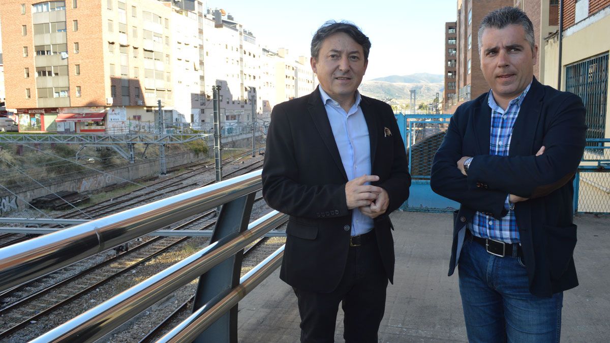 Folgueral y Macías, este lunes en el entorno del ferrocarril en Ponferrada. | L.N.C.