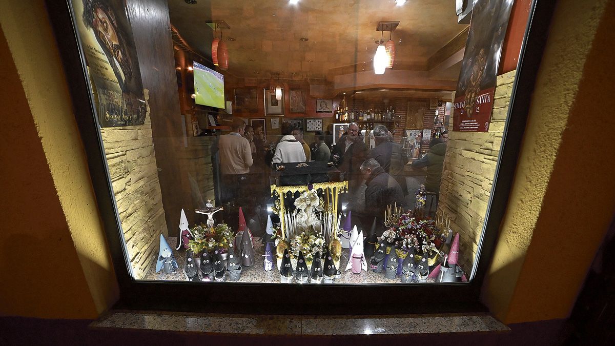 En La Sacristía, un bar junto a la iglesia del Mercado, la Semana Santa se ve en los carteles y en una procesión en miniatura. | REPORTAJE GRÁFICO: MAURICIO PEÑA