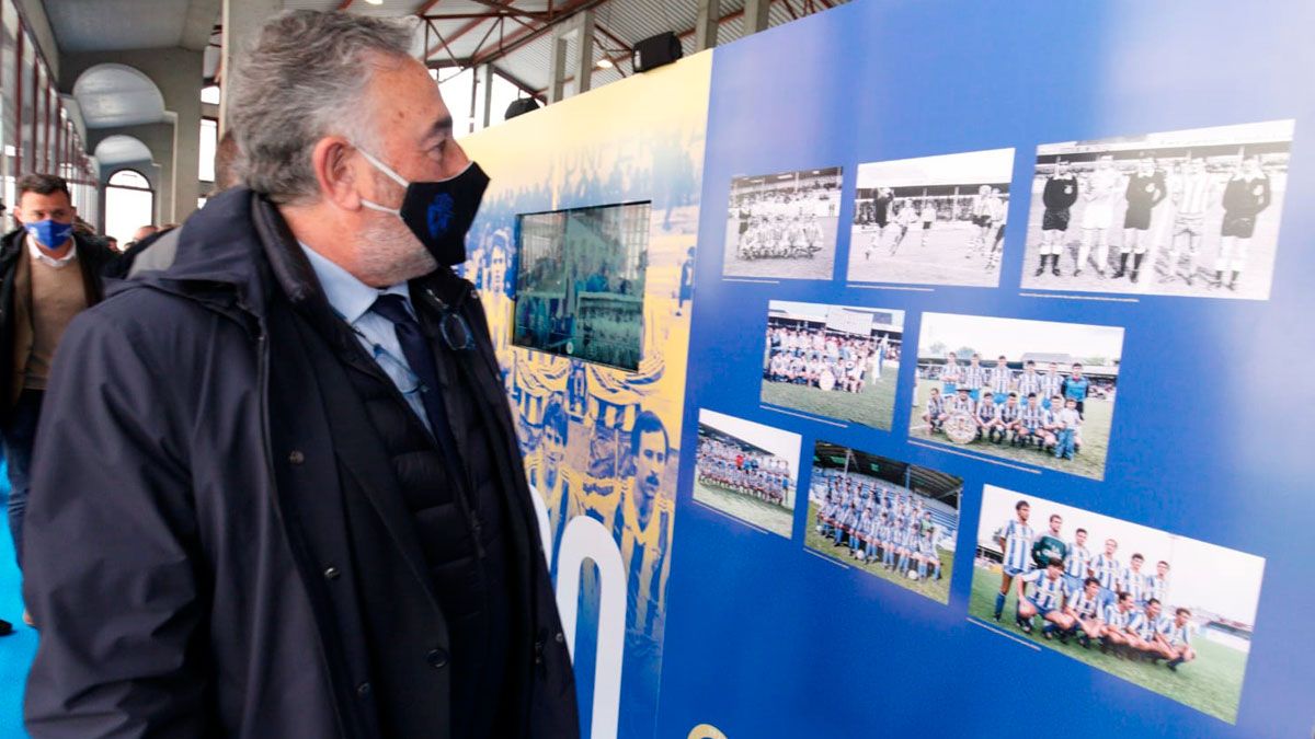 José Fernández Nieto observa las fotografías de varios de los equipos antiguos del club. | SDP