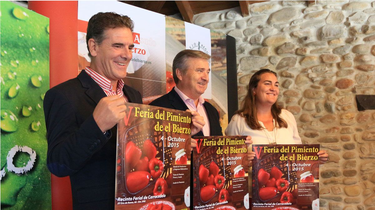 Pedro García, Raúl Valcarce y Estefanía Díaz, este lunes en la presentación de la Feria del Pimiento Asado del Bierzo. | César Sánchez (Ical)