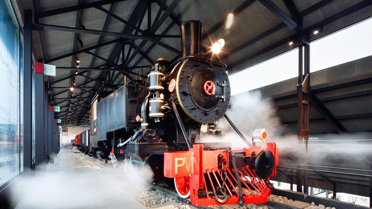 Interior del Museo de la Energías, con la locomotora de vapor. | LA FÁBRICA DE LUZ