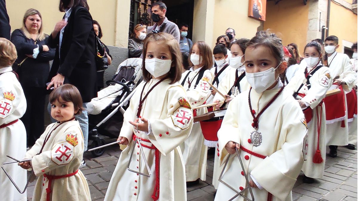Los pequeños músicos de la banda San Juanín, acompañando a los minipasos por la calle Paraisín de Ponferrada . :: D.M.