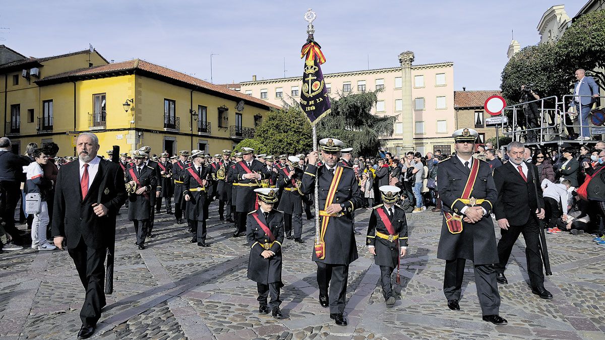 La banda de 'La Victoria' este sábado por las calles de León. | MAURICIO PEÑA