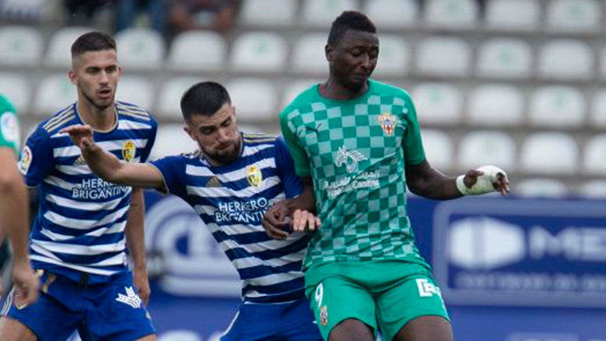 Agus Medina y Sadiq, en el choque de la primera vuelta. | LALIGA