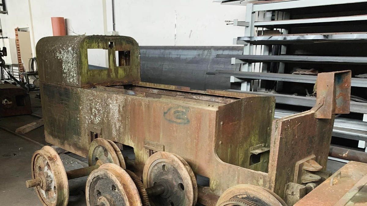 Los trabajos se centran en la restauración estética de dos locomotoras de mina. | GOBIERNO MUNICIPAL DE VILLABLINO