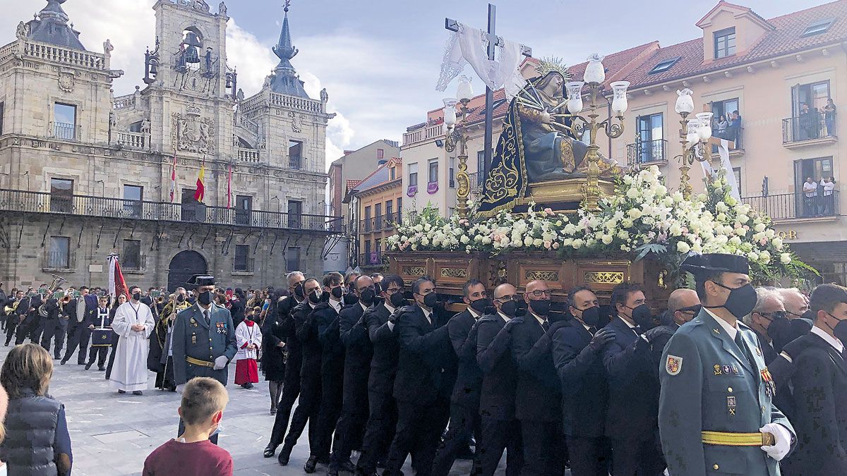 La Dolorosa, a su paso por la Plaza Mayor de Astorga durante el día de este domingo.  | P. FERRERO