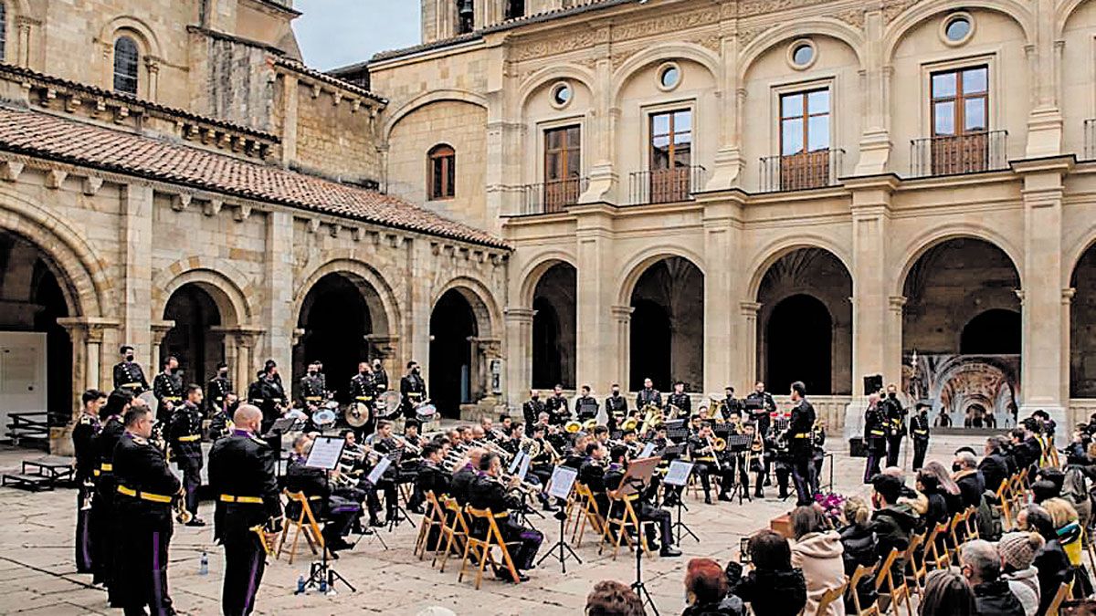 La Agrupación Musical tocando en San Isidoro. | LUISMA PÉREZ