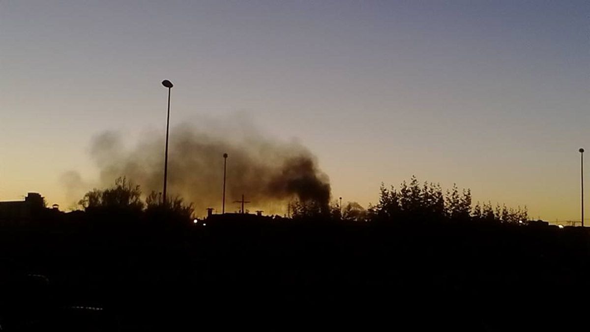 Imagen de la columna de humo que se puede ver desde León. | @anaclisse / TWITTER
