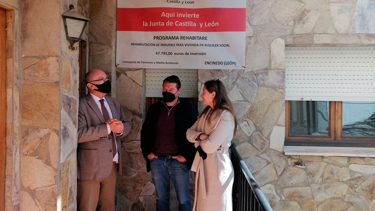 Muñoz en la visita a la vivienda. Muñoz en la visita a la vivienda.