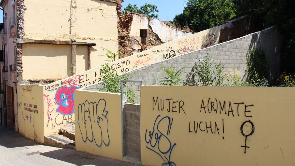 Algunos de los grafitis que se ven en las fachadas de la ciudad.