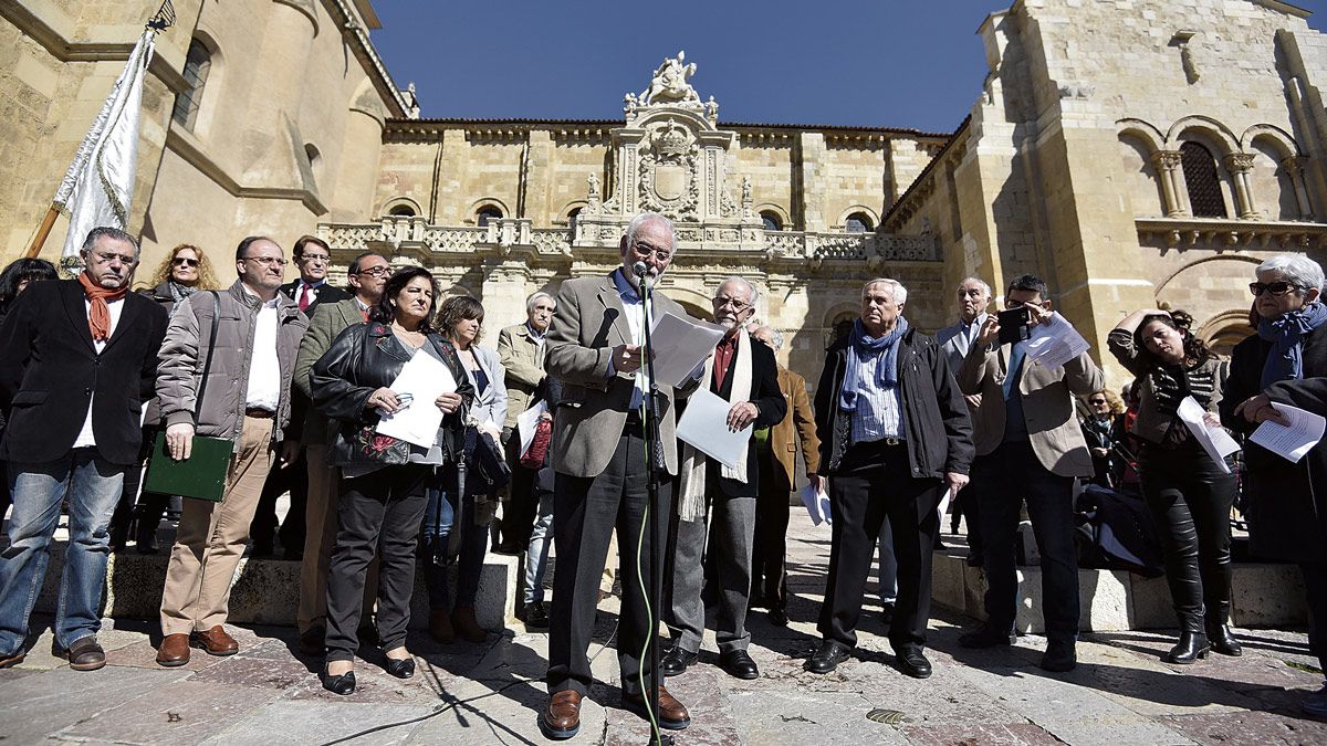 Lectura pública de los Decreta organizada en el año 2018 ante la puerta del Cordero de San Isidoro. | SAÚL ARÉN