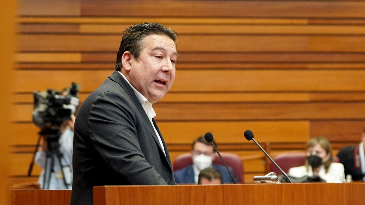 Luis Mariano Santos durante su intervención en el debate de investidura. | LETICIA PÉREZ / ICAL