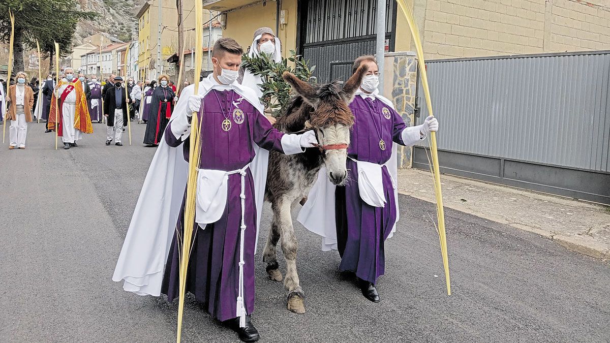 Las palmas y la borriquilla de nuevo por las calles de Santa Lucía este domingo de Ramos. | COFRADÍA DEL ENCUENTRO DE LA PASIÓN