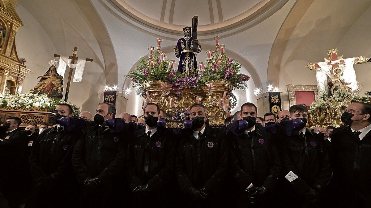 Los papones en el interior de Santa Nonia, de donde no salieron por culpa de las persistentes lluvias de la tarde de Lunes Santo. | MAURICIO PEÑA