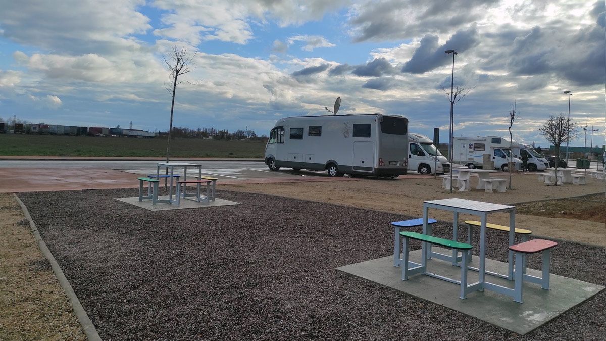 En la zona también se han instalado dos mesas de juego. | L.N.C. En la zona también se han instalado dos mesas de juego. | L.N.C.