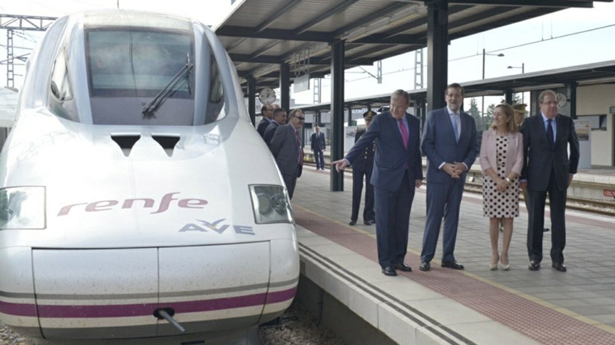 El AVE inaugural en la estación de León. | MAURICIO PEÑA