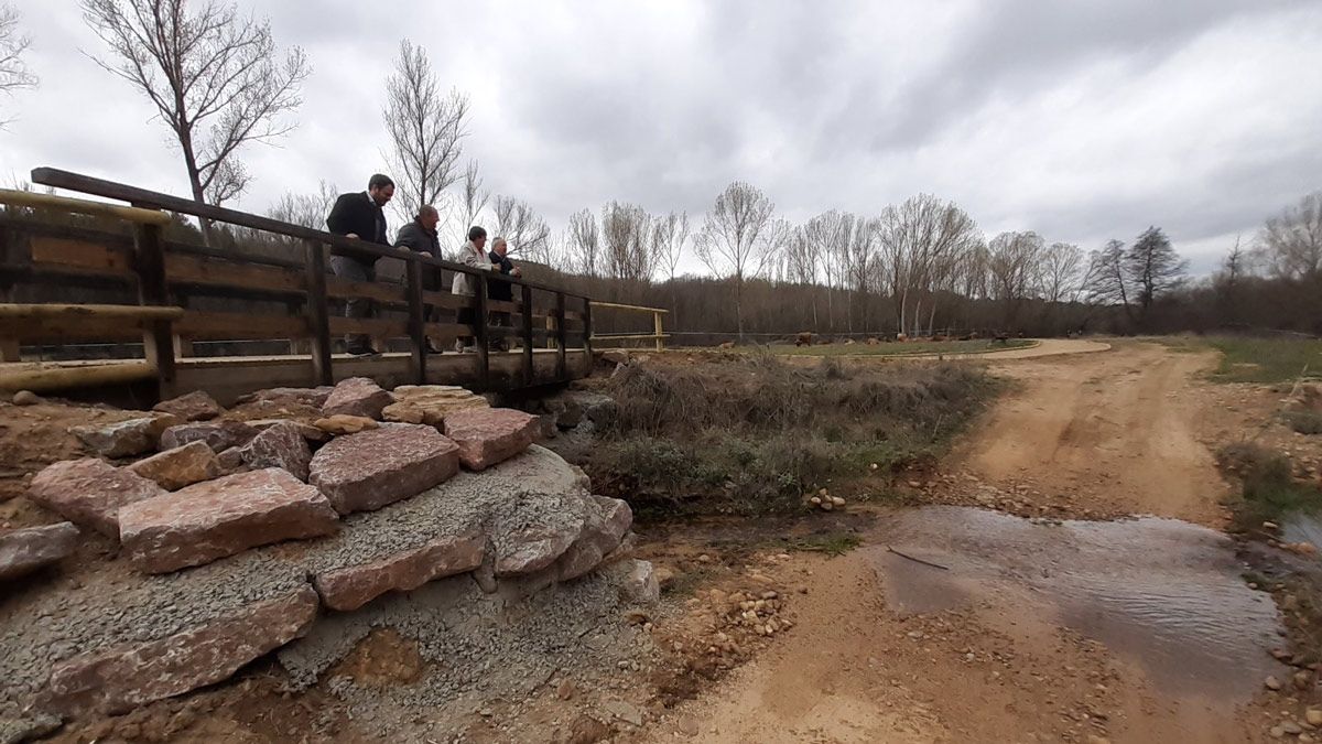 Las autoridades municipales visitan los resultados de las obras. :: l.n.c.