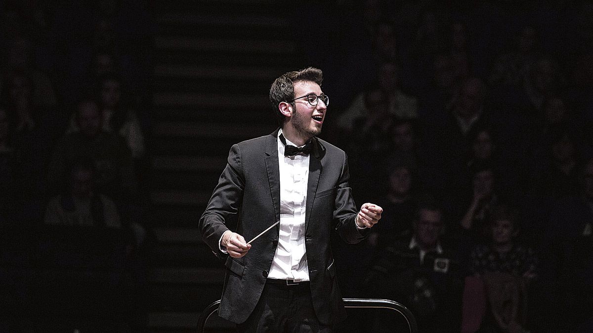 Jorge Yagüe es el director titular de la Joven Orquesta Leonesa (JOL),  bajo cuya batuta la formación protagonizará el concierto en La Bañeza. | MARÍA DÍEZ