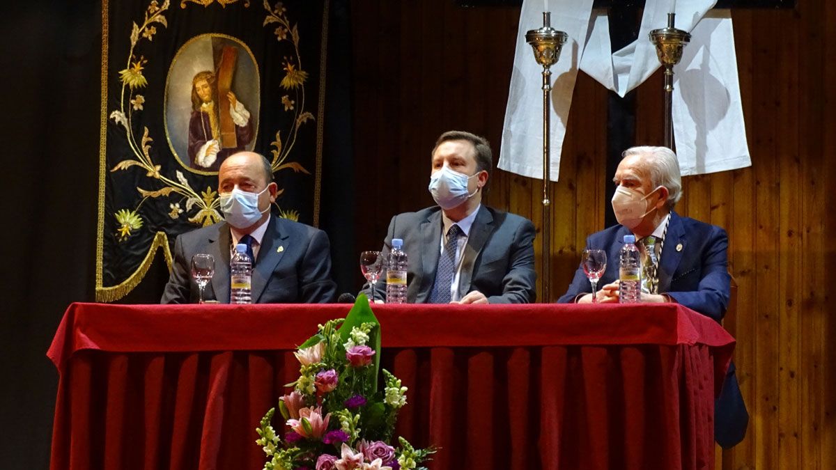 Javier Revilla, en el centro, durante el acto en el que ejerció de pregonero de la Semana Santa coyantina. | L,N.C.