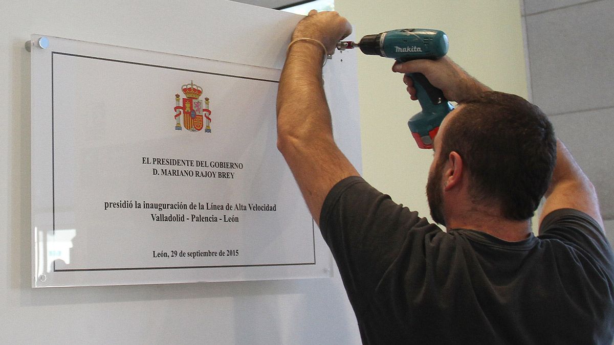 Colocación de la placa antes de la inauguración en la estación de Palencia. | ICAL
