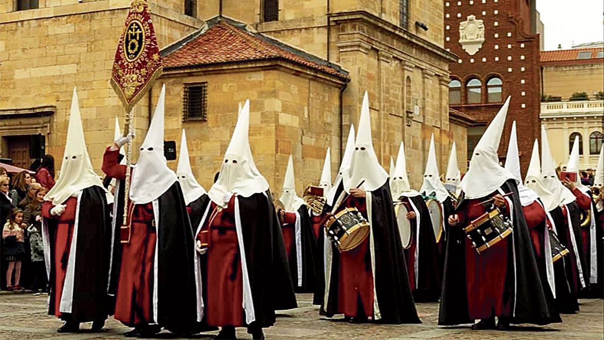 ‘Las Siete Palabras’ a su entrada a la plaza de San Marcelo, a espaldas de la iglesia de la parroquia homónima. | L.N.C.