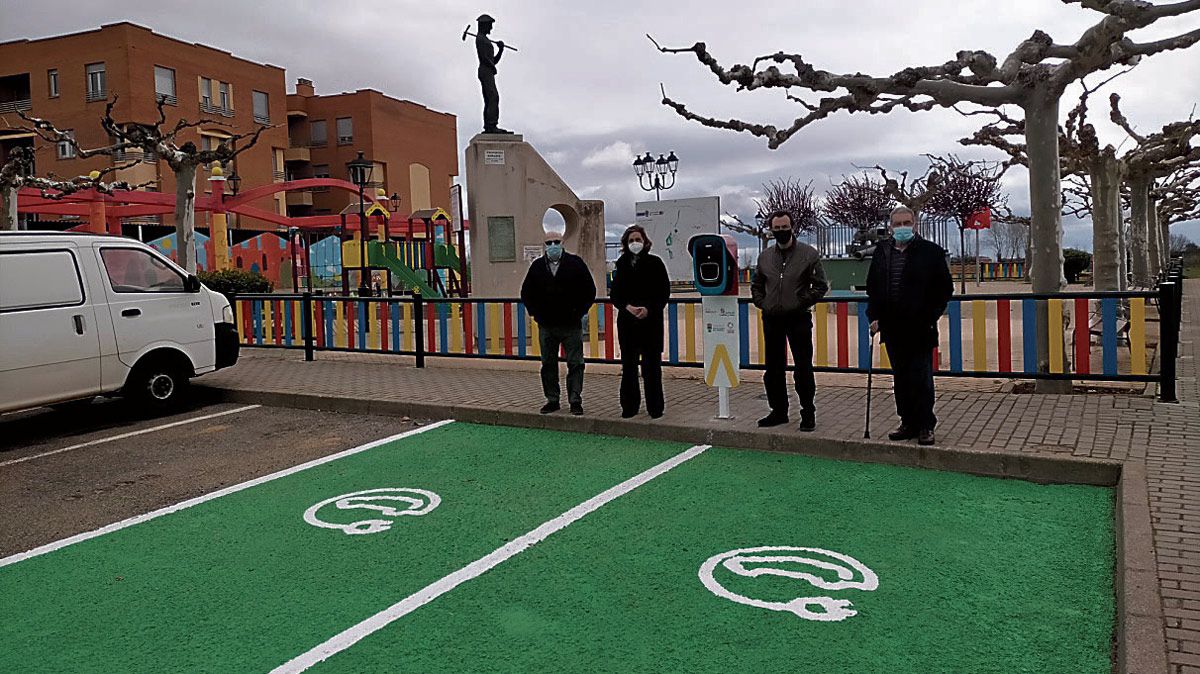 Punto de recarga en la calle La Ermita de Santa María del Páramo. | L.N.C.