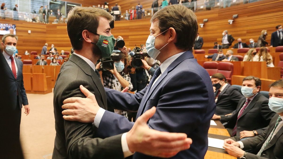 Juan García Gallardo y Alfonso Fernández Mañueco en el debate de investidura. | RUBÉN CACHO / ICAL