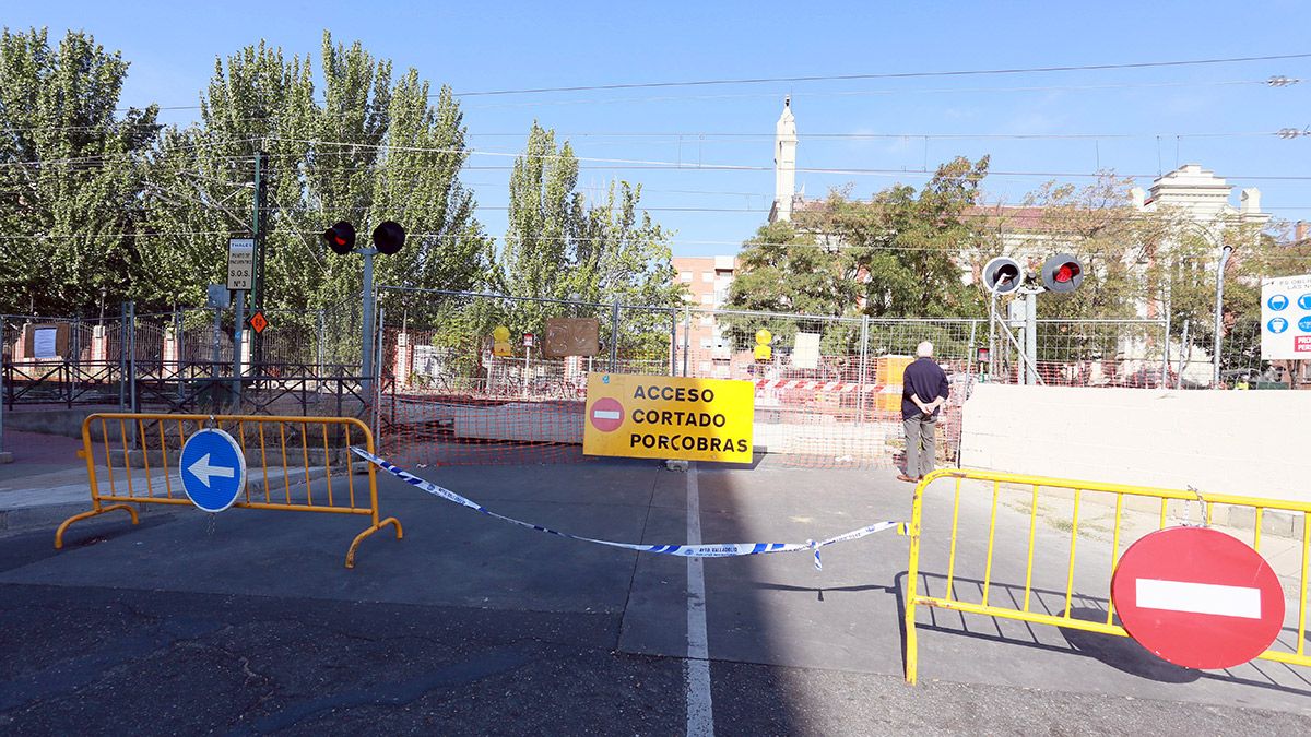 Obras de Adif para cerrar el paso a nivel del barrio de la Pilarica. | ICAL