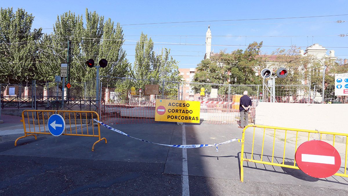 Obras de Adif para cerrar el paso a nivel del barrio de la Pilarica. | ICAL Obras de Adif para cerrar el paso a nivel del barrio de la Pilarica. | ICAL