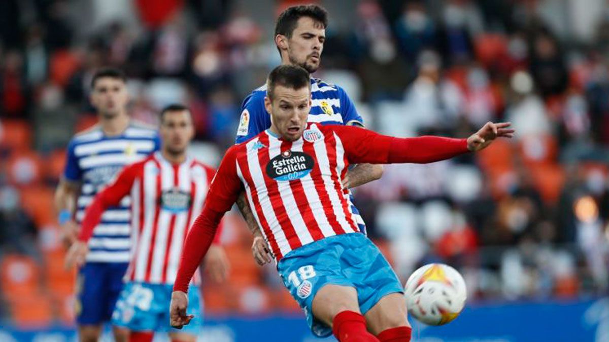 Morán presiona a un jugador del Lugo en el partido de la primera vuelta. | LALIGA