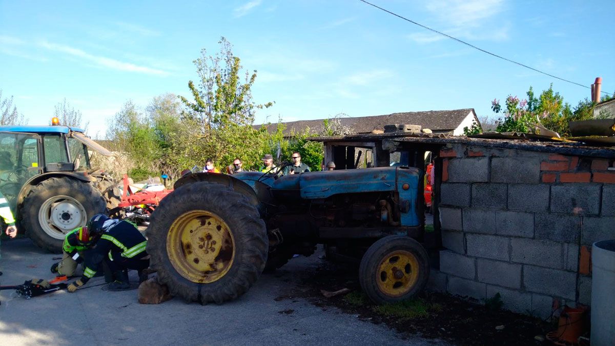 El hombre quedó atrapado bajo su tractor. | BOMBEROS DE PONFERRADA